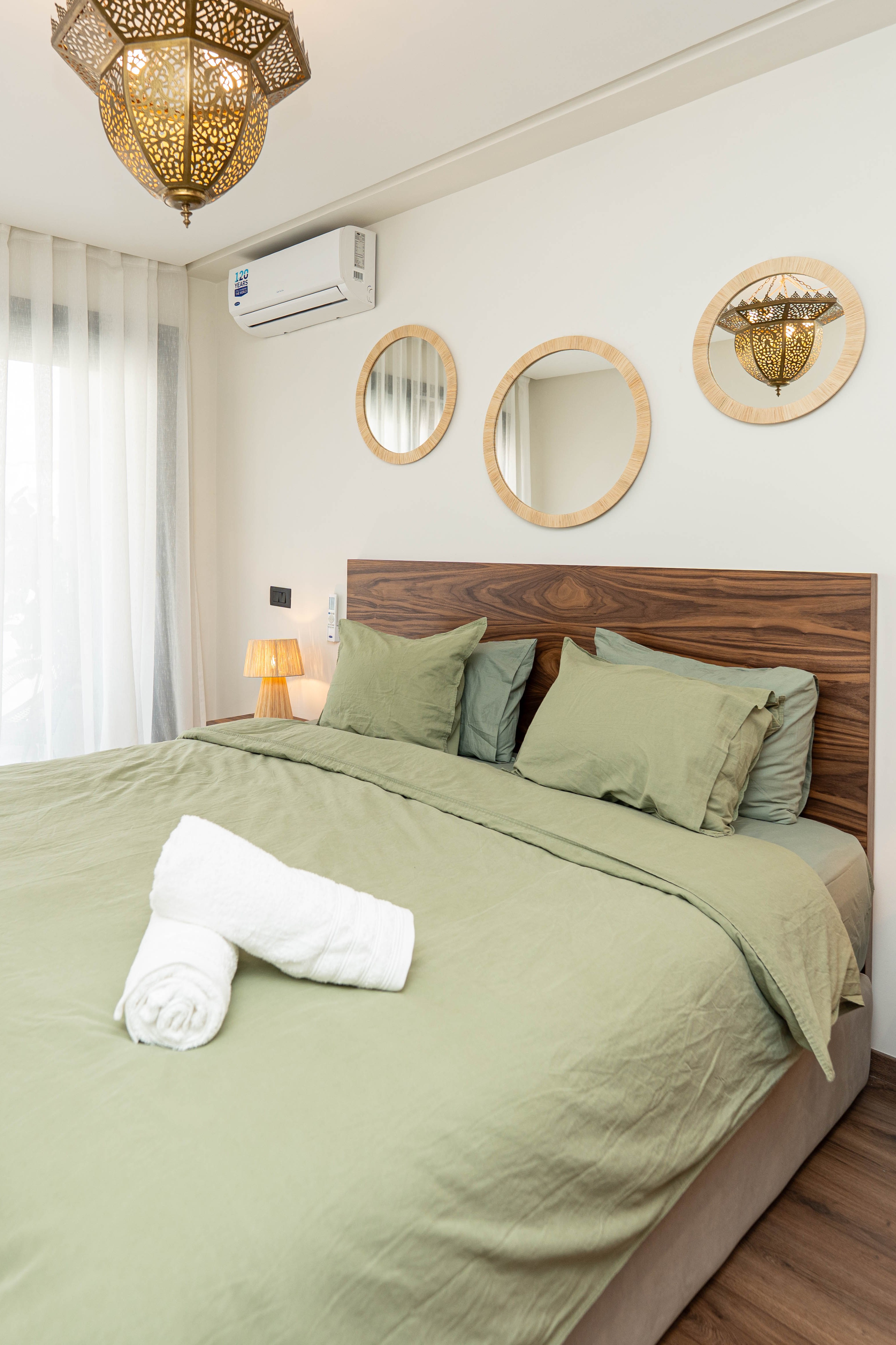 Chambre décorée aux tons vert sauge et luminaires marocains — création d'une annonce d'exception JARTIT
