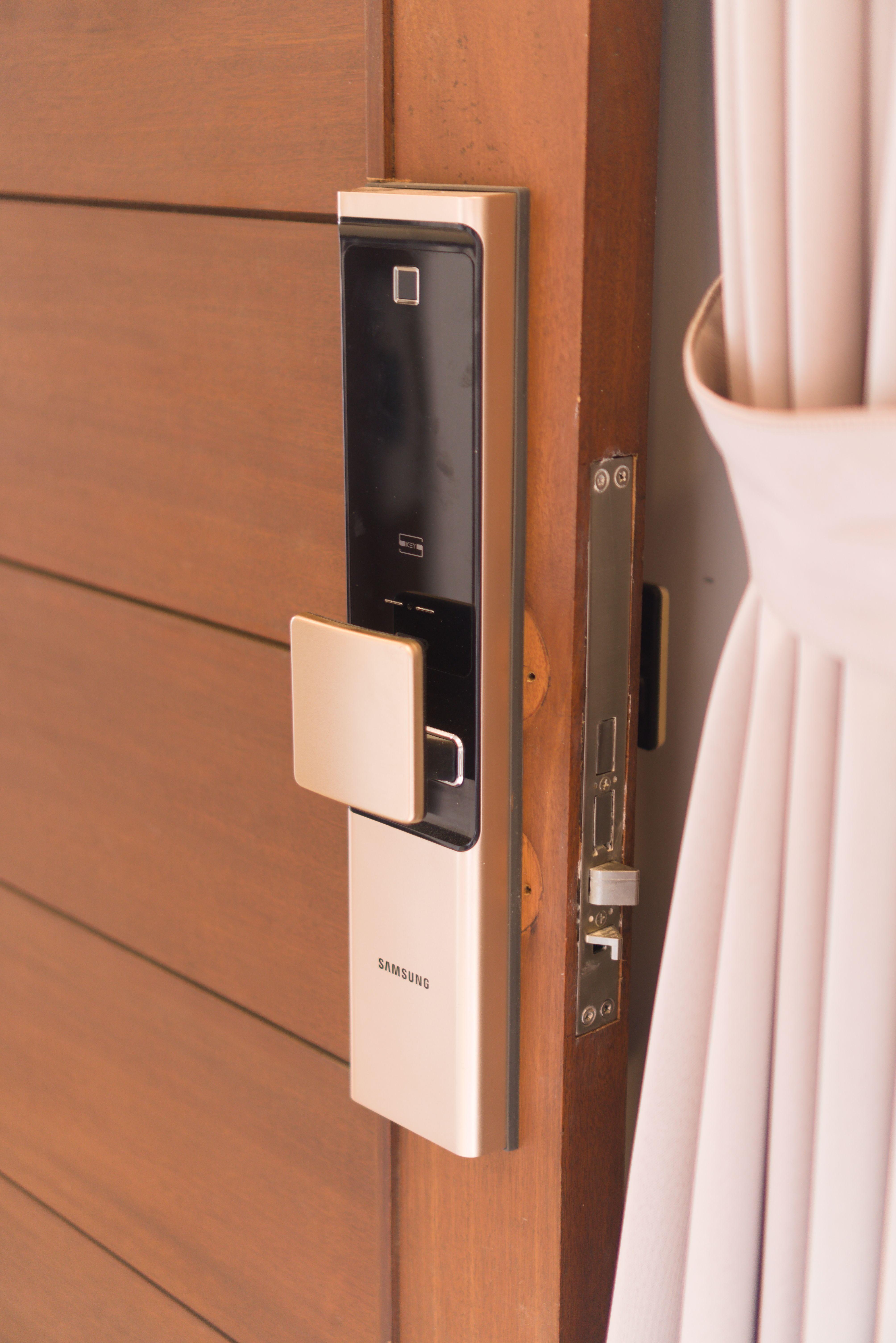 Serrure connectée sur porte d'entrée — protection du patrimoine et reporting transparent JARTIT